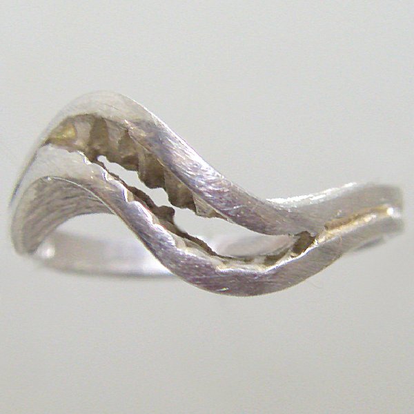 (r1286)Silver ring in wavy style.